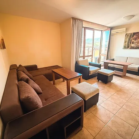 Top-floor 2br With King Bed & View Διαμέρισμα